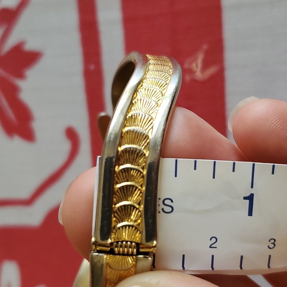 3/$25 Stunning silver and gold tone shell bracelet Vintage - Picture 8 of 10